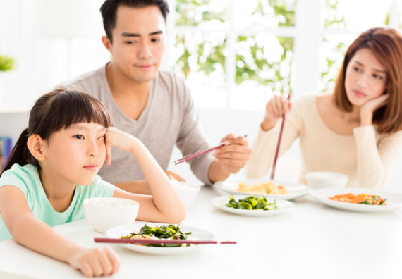 胃是由多層肌肉組成的它的主要功能是儲(chǔ)存和消化食物